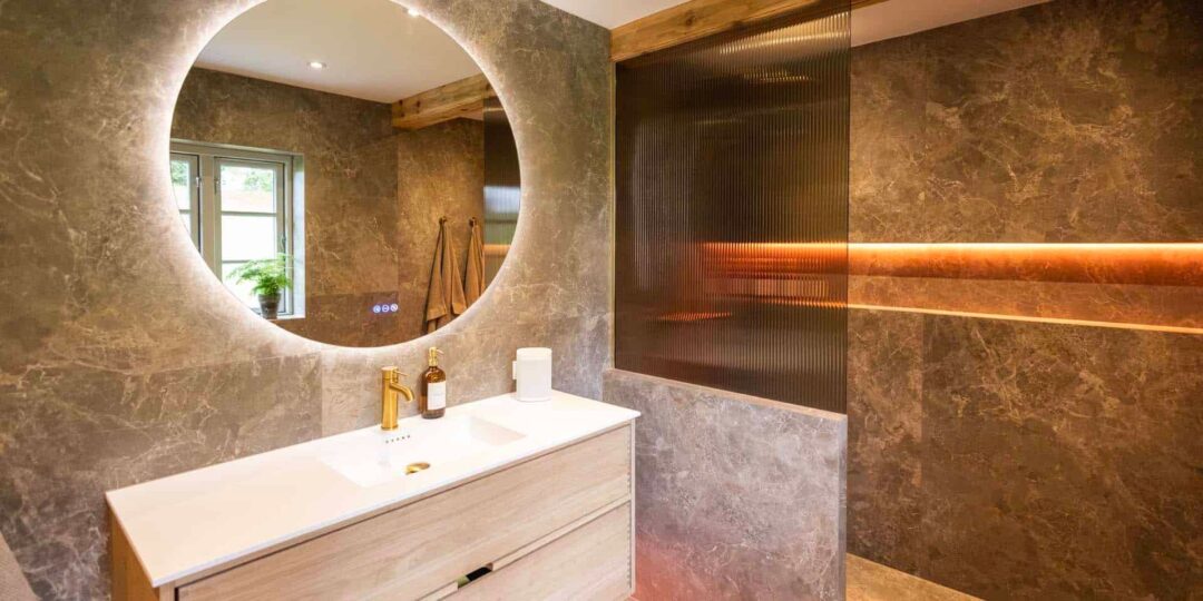 Sådan får du drømmebadeværelset med totalentreprise – fra idé til færdigt resultat